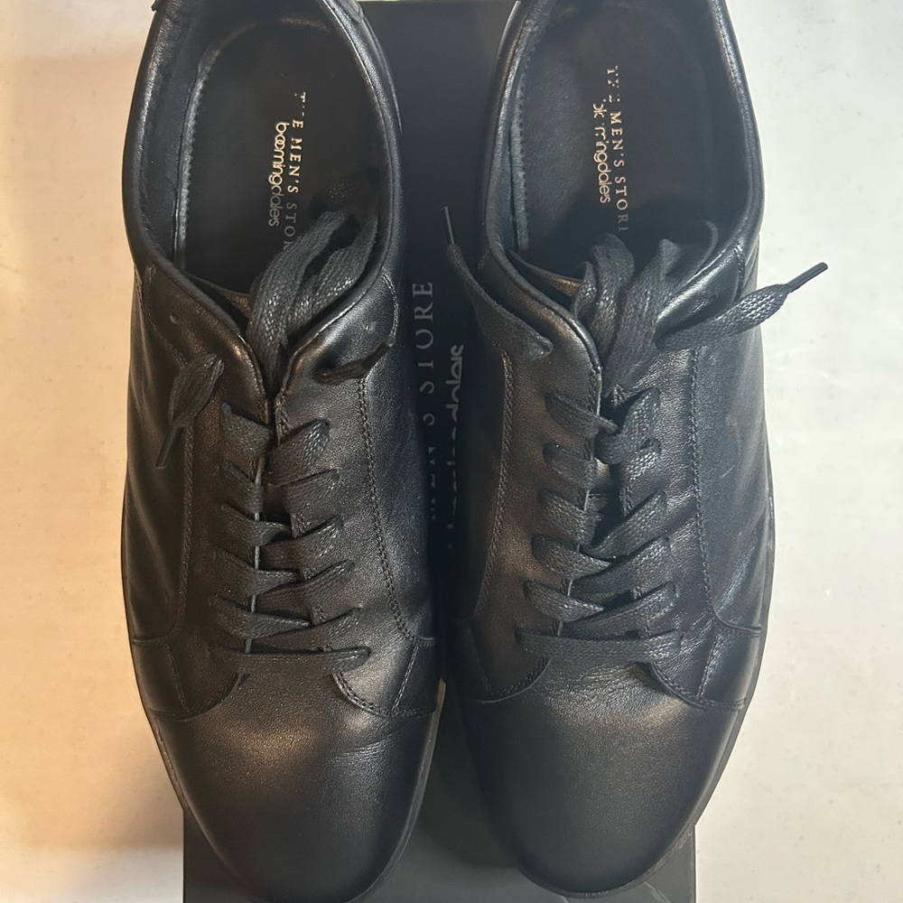 Casual black leather sneaker